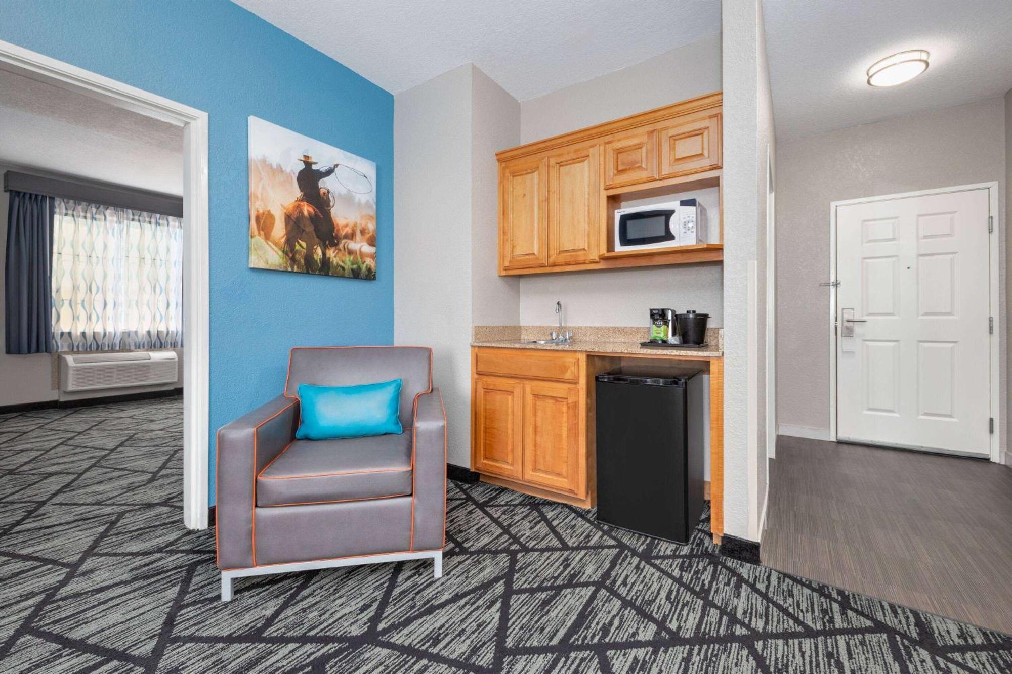La Quinta By Wyndham Alvarado Exterior photo