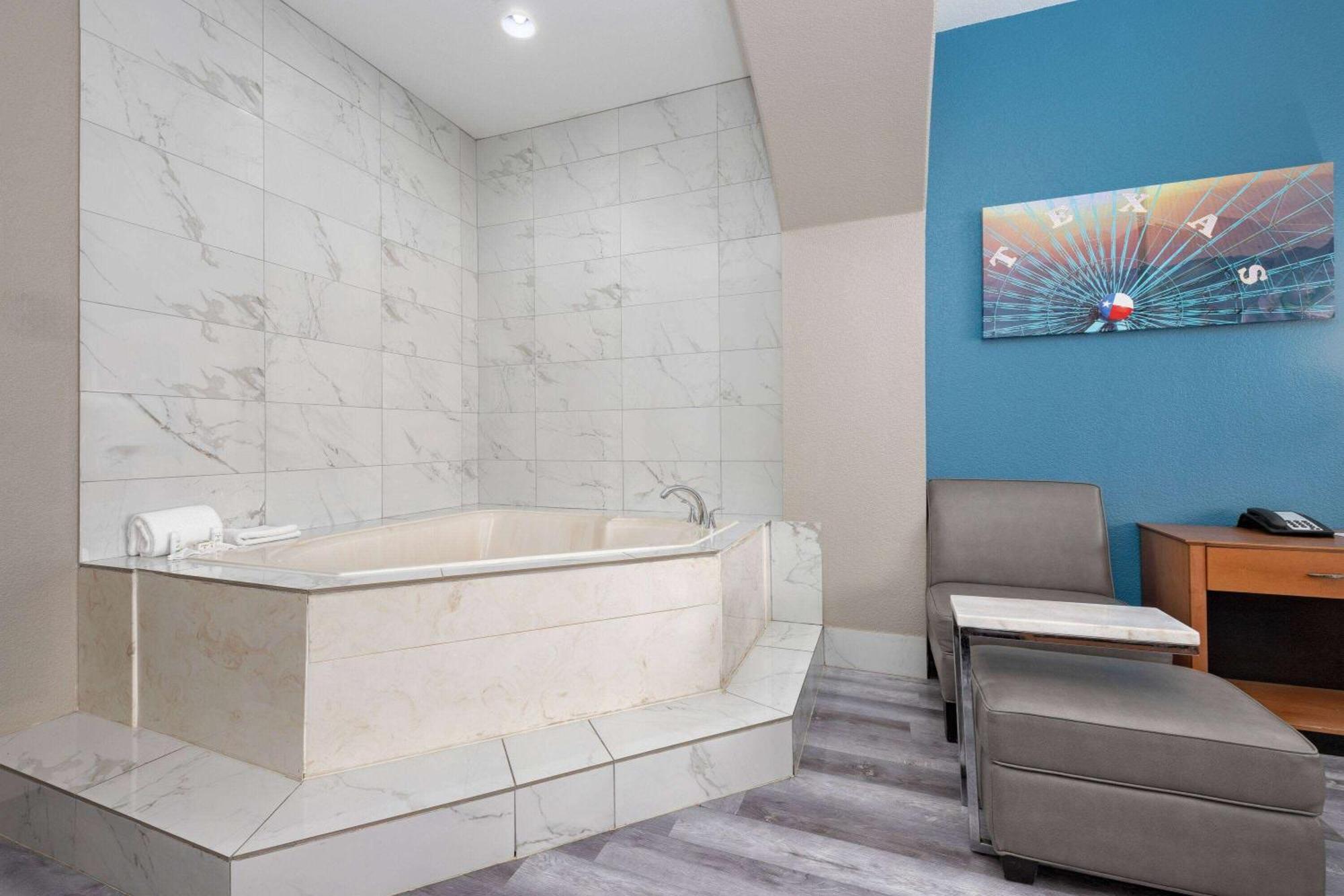 La Quinta By Wyndham Alvarado Exterior photo